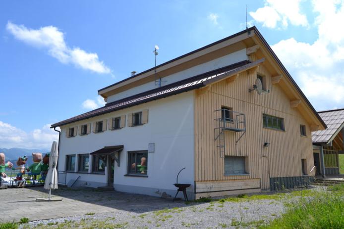 schöne Sonnenterrasse am Haus