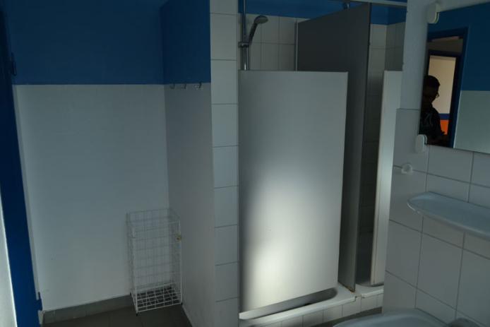 Duschen im Waschraum