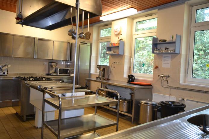 gut ausgestattete Edelstahlküche