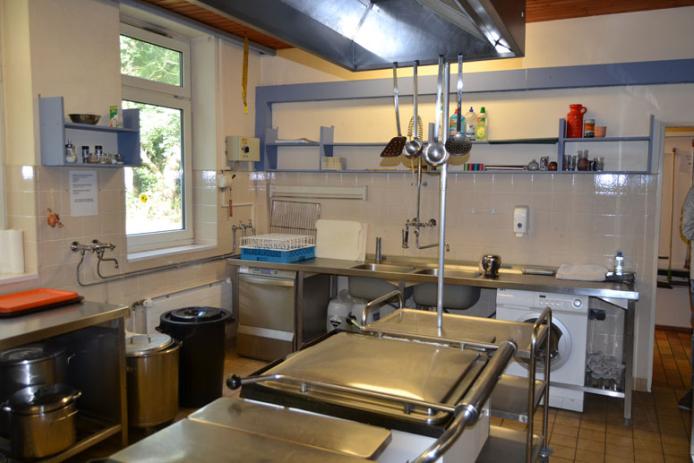gut ausgestattete Edelstahlküche mit Kippbratpfanne und Spülmaschine
