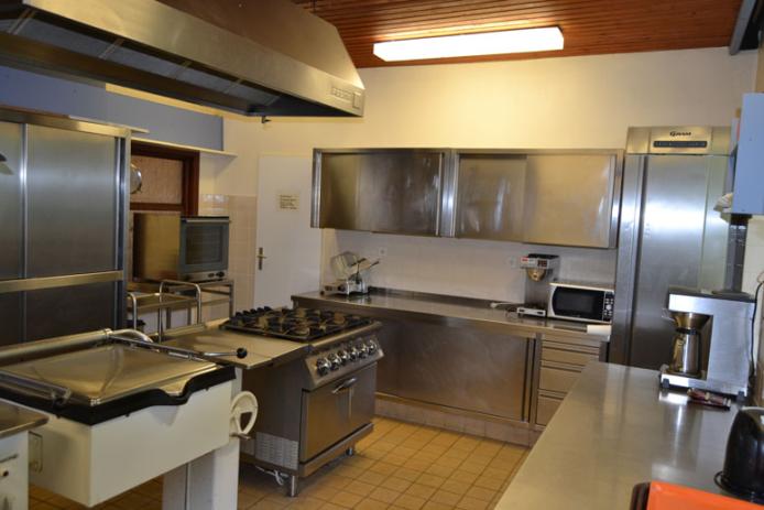 gut ausgestattete Edelstahlküche