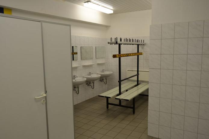 einer der beiden Waschräume mit Garderobe