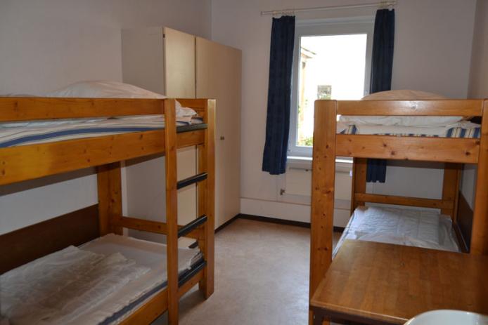 4-Bett-Zimmer mit fl. Wasser und Kleiderschrank