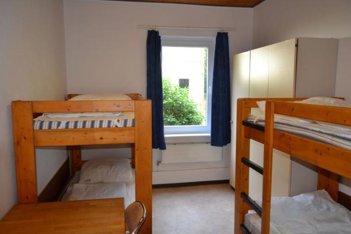 4-Bett-Zimmer mit fl. Wasser und Kleiderschrank