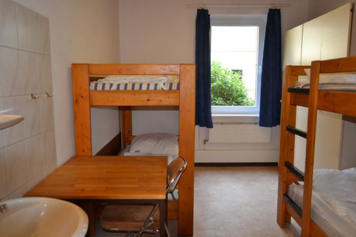 4-Bett-Zimmer mit fl. Wasser und Kleiderschrank