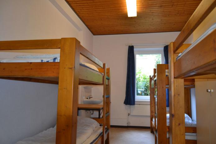 6-Bett-Zimmer mit fl. Wasser und Schrank