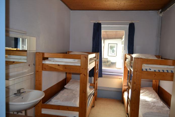 4-Bett-Zimmer mit fl. Wasser und Kleiderschrank