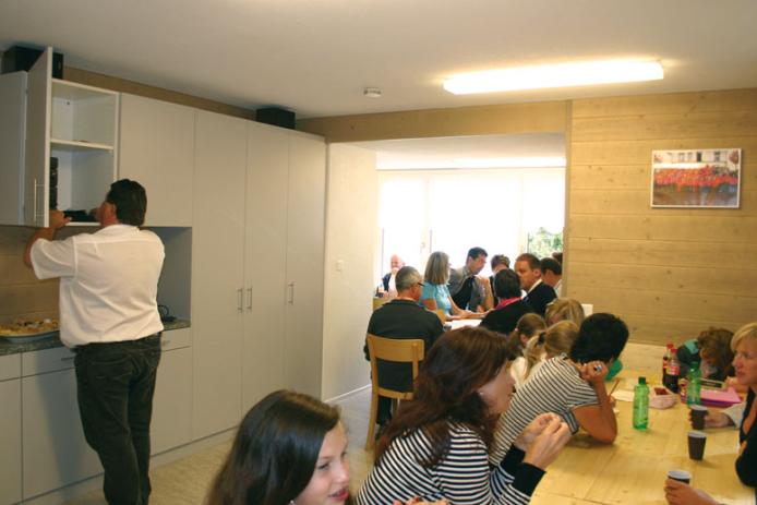 beim gemeinsamen Essen im Speise-/ Aufenthaltsraum