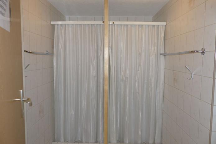 getrennte Duschen im Waschraum