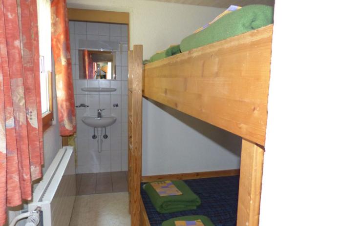 Schlafzimmer beim Leiterstübli im UG mit eigener Dusche