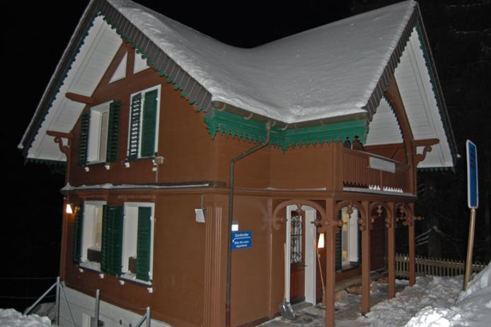 Hütte Flumserberg an einem klaren Januarabend