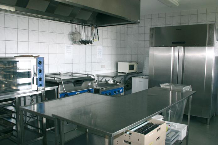 Die gut ausgestattete Gruppenküche