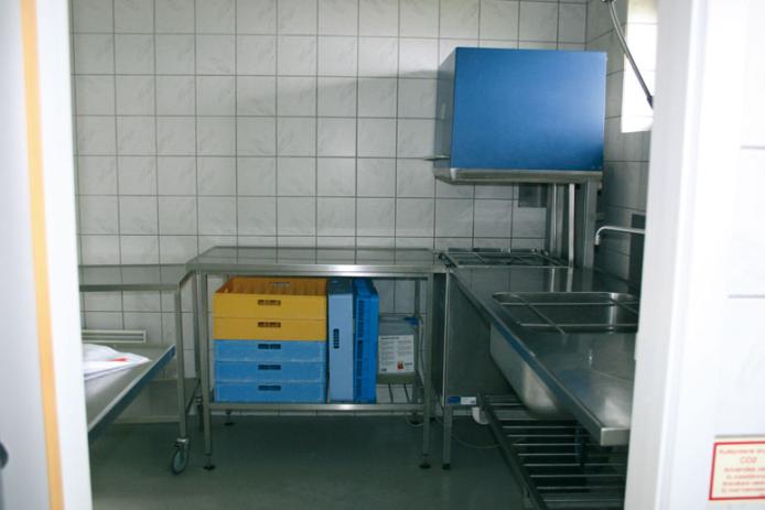 Die Spülküche mit Industriespülmaschine