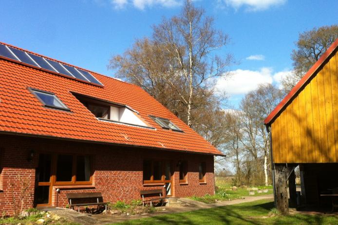 Rotes Haus - Blick vom Grillplatz zum Schlafhaus