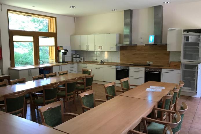 Großer Gruppenraum mit Selbstversorger-Küche