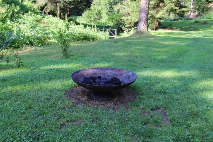 Wiese mit Feuerschale