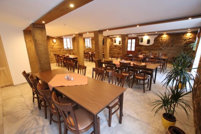 Saal mit Gewölbe und Sandsteinwänden