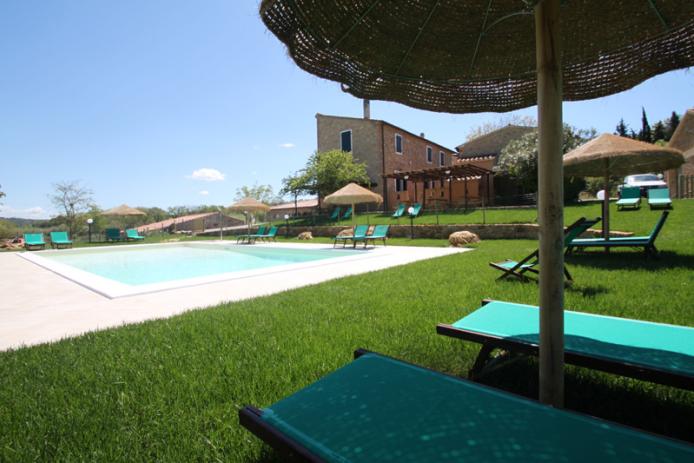 Schöner Privatpool, mit Sonnenschirmen und Liegestühlen