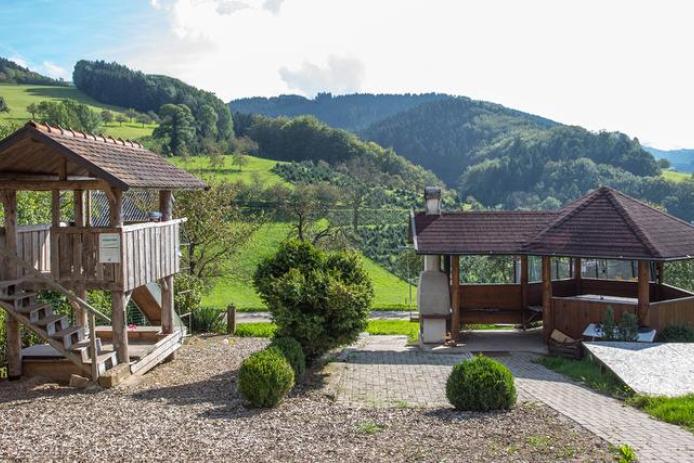 Grillpavillion und Kinderspielplatz