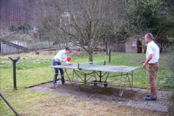 Tischtennisplatte im Garten