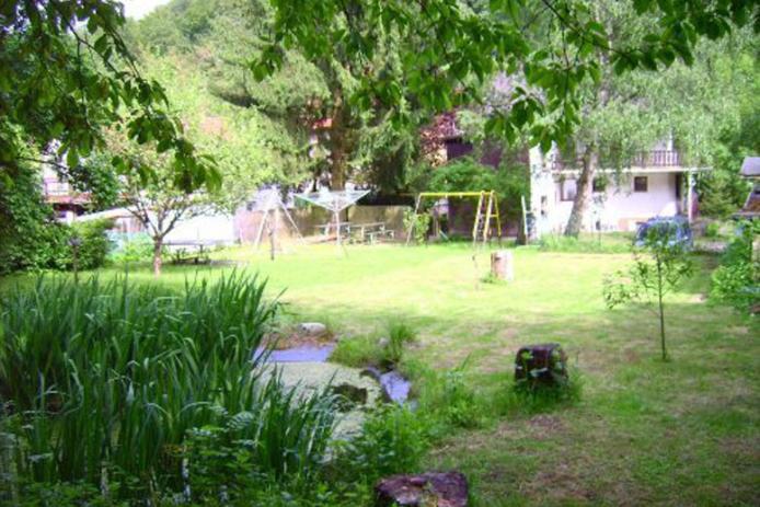 schön angelegter Garten mit kleinem Teich