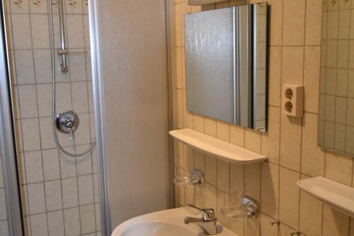 alle sieben Schlafzimmer mit eig. DU/ WC