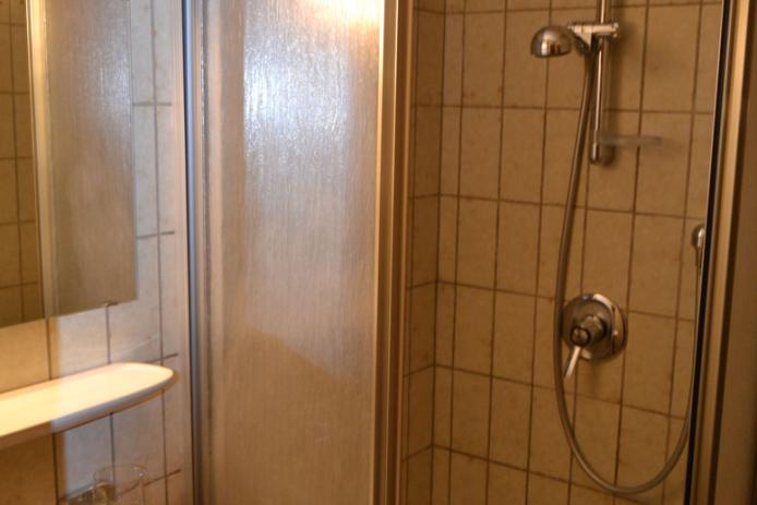 alle sieben Schlafzimmer mit eig. DU/ WC