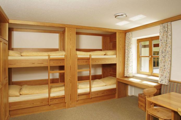 im 6-Bett-Zimmer mit Etahenbetten