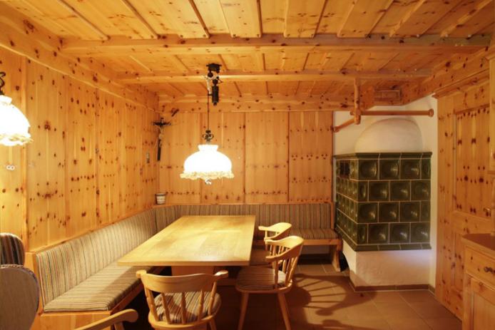 Wohnstube mit Kachelofen