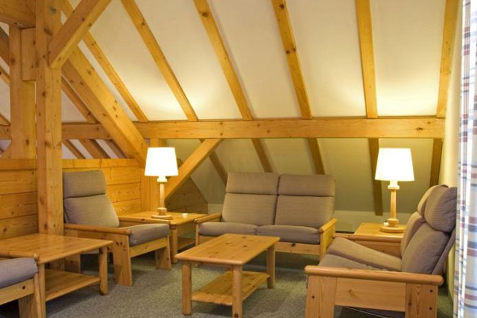 Sofaecke auf der Galerie über dem Speise-/ Aufenthaltsraum