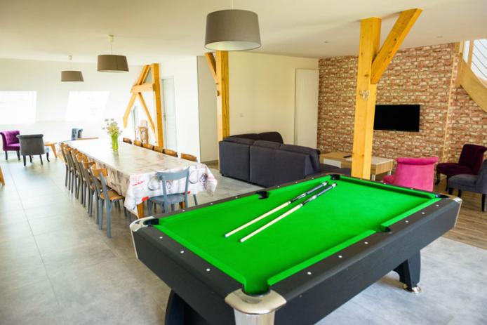 großer Aufenthaltsraum mit Billardtisch