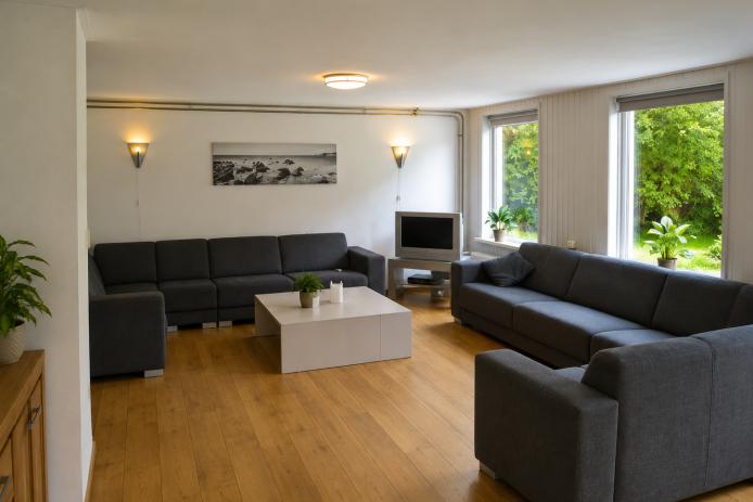 Gemütlicher Aufenthaltsraum mit TV und vorgelagerter Terrasse