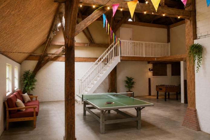 Scheune mit Tischtennisplatte und Kicker