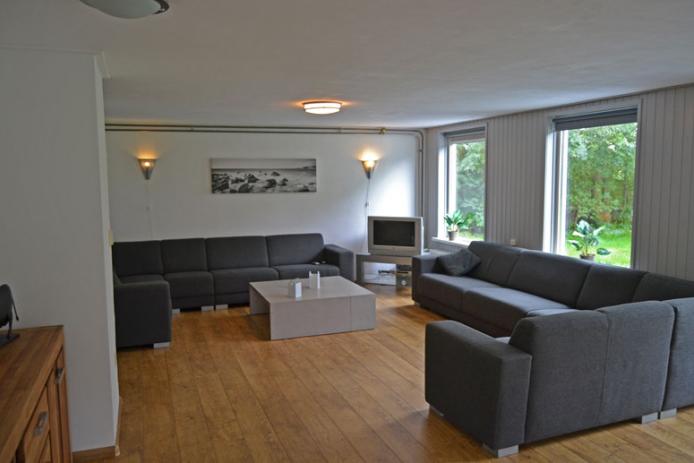 Gemütlicher Aufenthaltsraum mit TV und vorgelagerter Terrasse