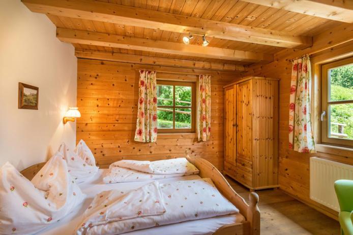 Schlafzimmer mit Doppelbett