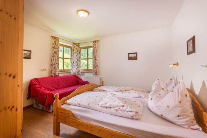 Schlafzimmer mit Doppelbett + Schlafsofa