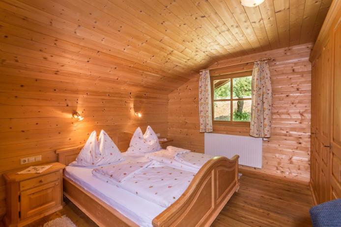 Schlafzimmer mit Doppelbett