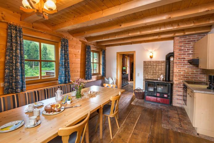 Große Wohnküche mit Essplatz für 20 Personen