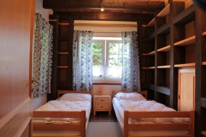 mehrere Doppelzimmer vorhanden, alle mit fl. Warm u. kalt Wasser