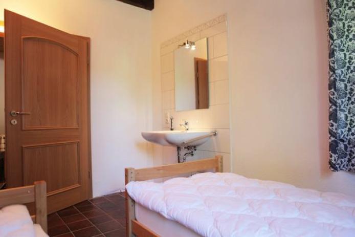 Die Zimmer sind großzügig mit Waschbecken ausgestattet