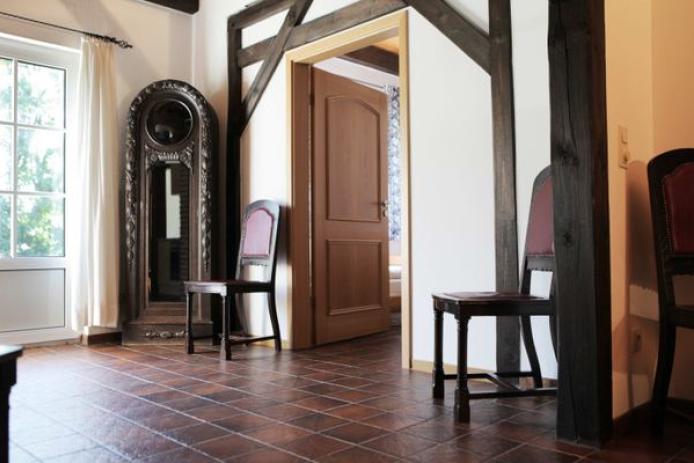 Ein Tischfußballkicker befindet sich im Innenbereich