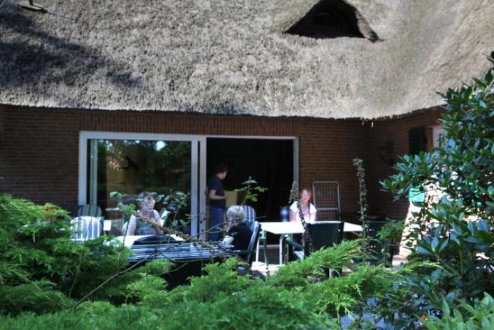 Sonnenterrasse und Zugang zum nicht einsehbaren Garten