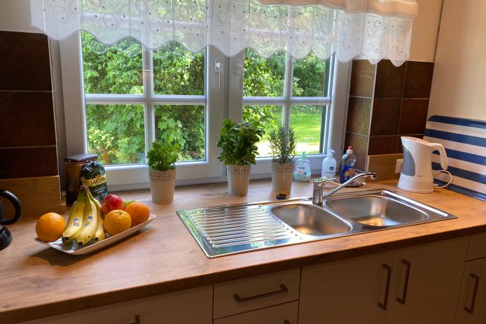 Die Kücheneinrichtung ist komplett und für max. 24 Personen geeignet. 2 Herde