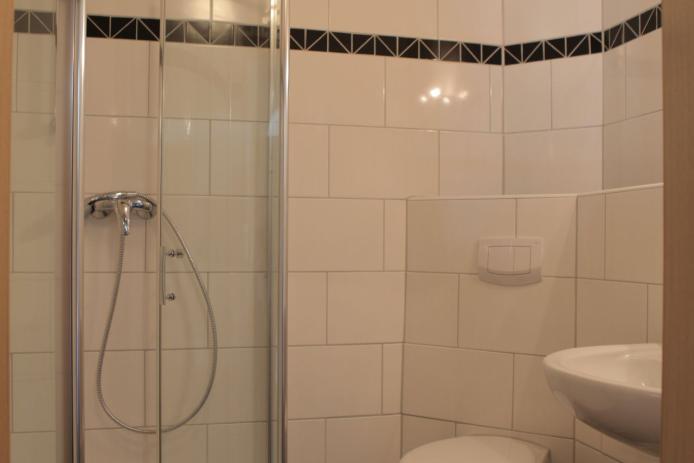 5 Bäder/WC insgesamt befinden sich im Selbstversorgerhaus für Gruppen