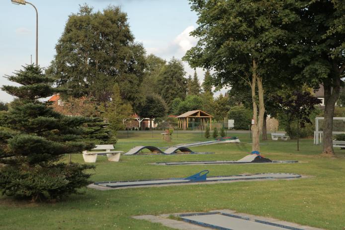 ein paar Meter entfernt im Ferienpark gibt es einen Badesee und ein Schwimmbad