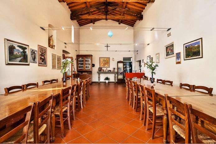 Der Speisesaal im ehemaligen Kirchenschiff