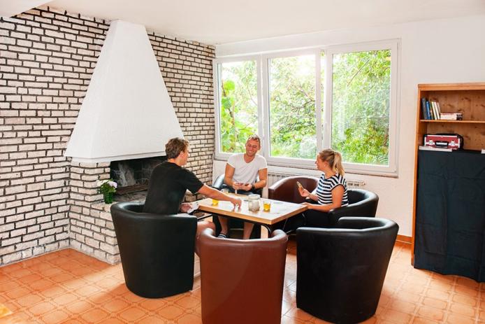 Gemütliche Sofaecke mit Kamin