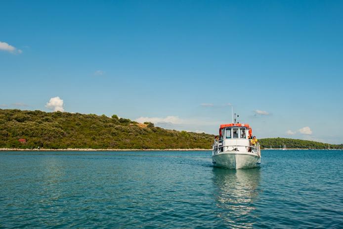Eine Fähre pendelt zwischen der Insel und dem Festland