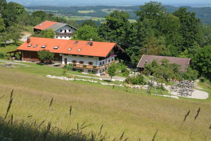 Der Teil mit dem Balkon ist der vordere Hausteil