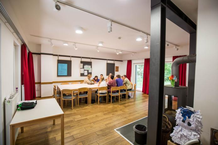 Aufenthaltsraum mit Kamin